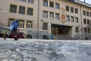 Le préau de l'école du Mail a été végétalisé dans le cadre du projet "Cour verte" de la Ville de Genève. Le sol autour des arbres a été désimperméabilisé afin de favoriser leur croissance et 16 arbres en pots, des bacs et des espaces de jeux en lien avec la nature ont été installés (archives). KEYSTONE/SALVATORE DI NOLFI